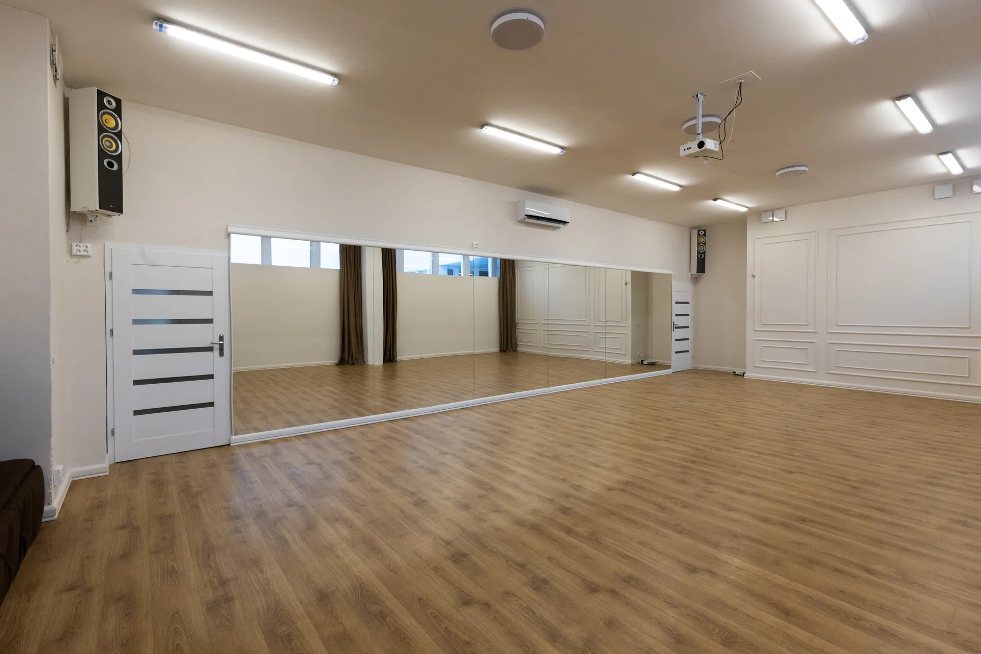 Przestronna sala eventowa 70 m² z lustrami, nagłośnieniem i klimatyzacją — Studio 5 Lublin