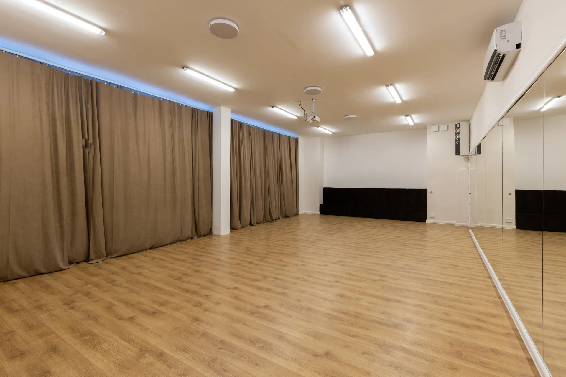 Sala na imprezy z nastrojowym oświetleniem LED, zasłonami i parkietem — Studio 5 Lublin