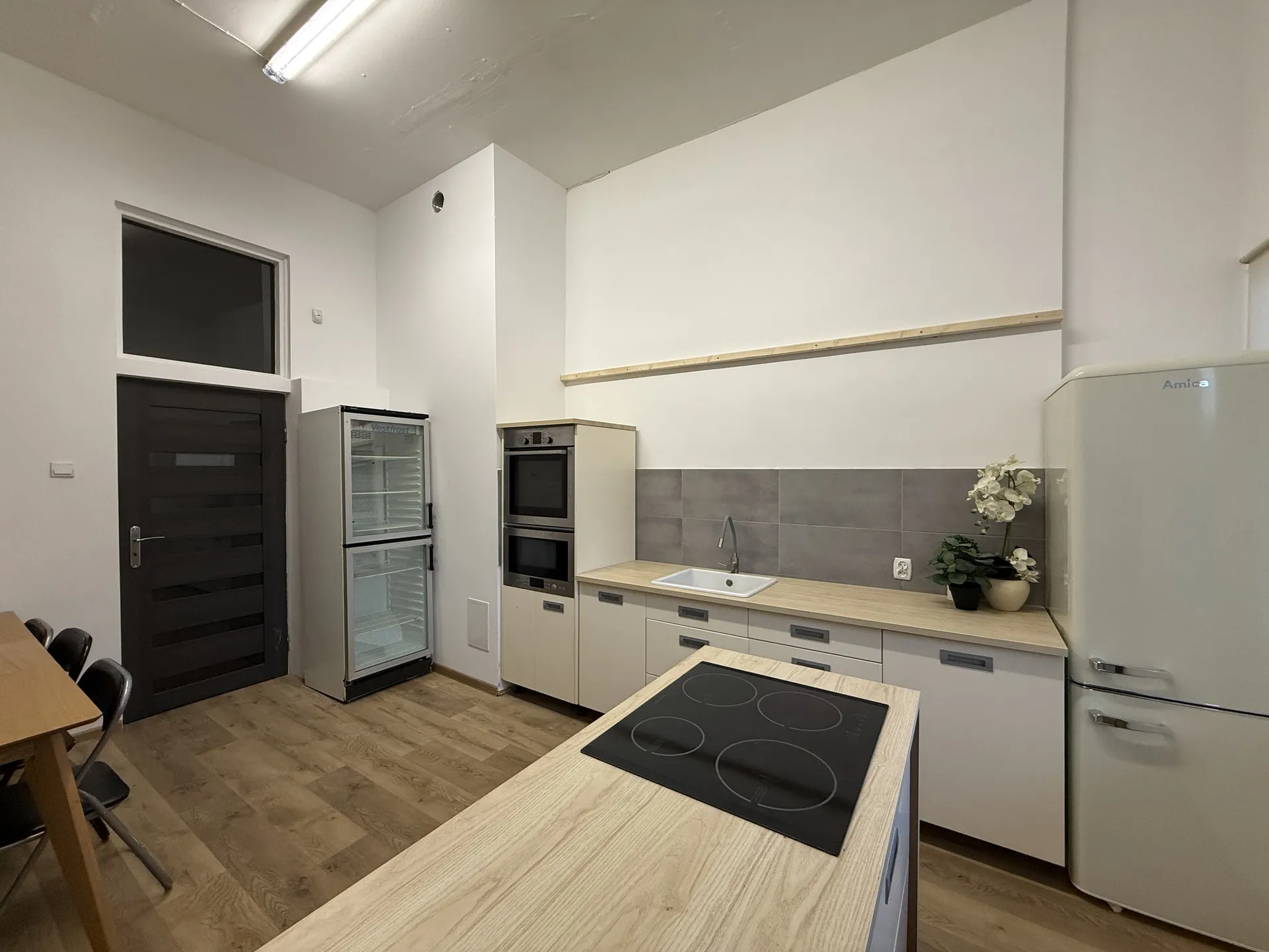 Kuchnia z lodówką, witryną chłodniczą i strefą jadalną — Studio 5 Lublin
